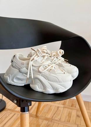 Жіночі легкі білі кросівки на високій підошві високої якості