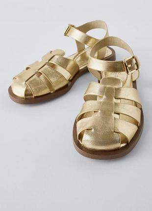 Босоножки золотые детские