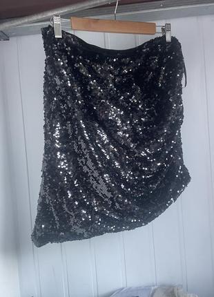 Чорна блискуча міні спідниця юбка в маєтках