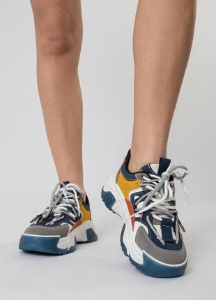 Молодіжні стильні жіночі кросівки на високій зручній підошві та платформі осінні 2223т