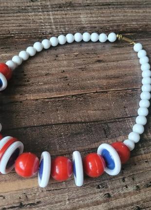 Намисто, буси, коралі на літо. різнокольорові, сині, червоні, білі