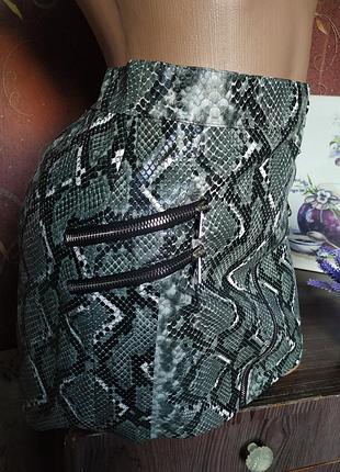 Мини юбка косуха из эко кожи с змеиным принтом от bershka7 фото