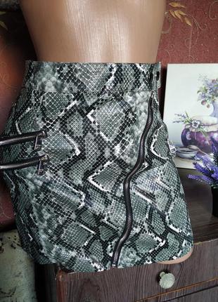 Мини юбка косуха из эко кожи с змеиным принтом от bershka5 фото