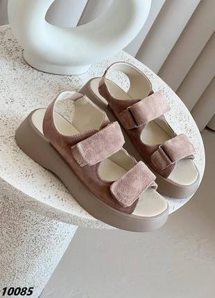 Натуральні замшеві босоніжки кольору капучино на липучках