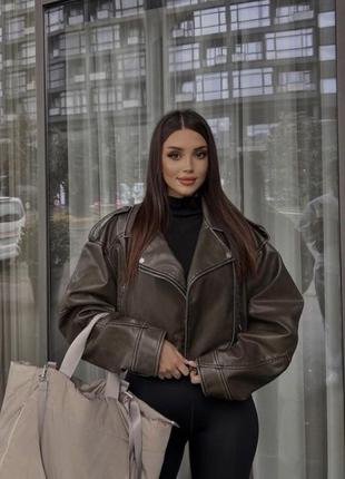 Трендовая косуха кожаная оверсайз с потертостями zara