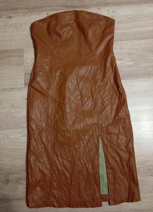 Платье из эко кожи с открытыми плечами