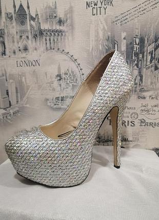 Блестящие женские туфли