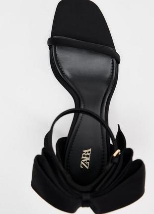 Zara атласні босоніжки з бантом на підборах