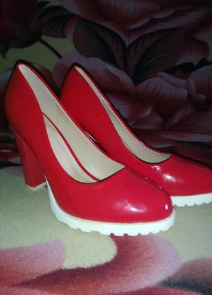 Червоні лакові туфлі