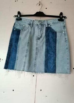 Стильная джинсовая юбка с декоративными шпильками и жемчугом3 фото