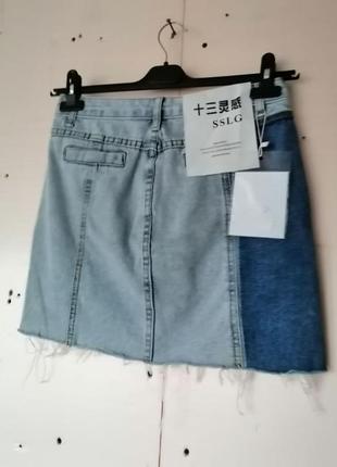Стильна джинсова спідниця з декоративними шпильками та перлами5 фото