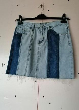 Стильная джинсовая юбка с декоративными шпильками и жемчугом7 фото