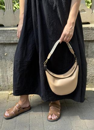 Кожаная бежевая сумка в стиле loewe luna коричневая кожа