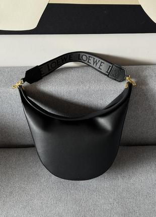 Черная кожаная сумка в стиле loewe luna кожу