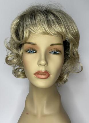 Парик с кудрями