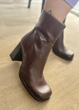 Трендові ботінки черевики з квадратним носком бургунді коричневі шкіряні ботильони saxone коричневые ботинки утконосы на каблуке полусапожки ботильоны2 фото