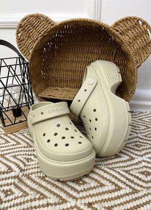Crocs stomp clog bone женские кроксы на платформе в бежевом цвете