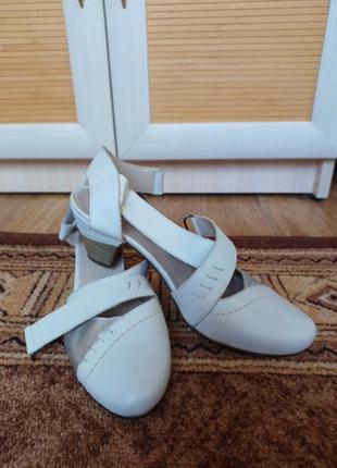 Туфлі, черевики, босоніжки з закритим носком, відкрита п'ята