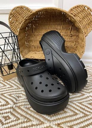 Стильные кроксы на платформе в черном цвете crocs stomp clog black