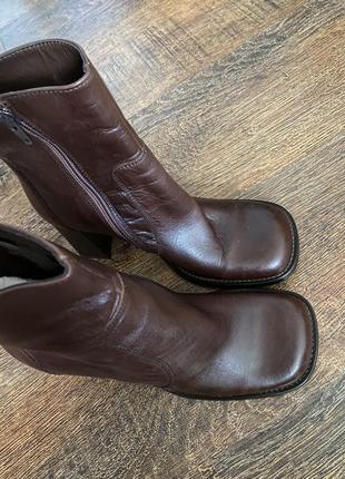 Трендові ботінки черевики з квадратним носком бургунді коричневі шкіряні ботильони saxone коричневые ботинки утконосы на каблуке полусапожки ботильоны5 фото