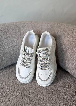 Розпродаж жіночі легкі білі кросівки високої якості