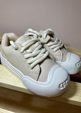 Детские кроссовки в бежевом цвете