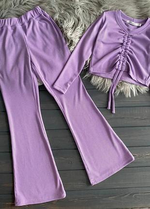 Костюм: брюки клеш + кроп топ на затяжке.