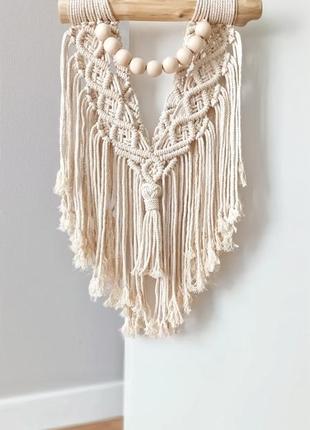 Панно в бохо стиле.невеликое панно из трех-рядного шнура и деревянными бусинами
