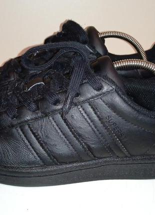 Брендовые кожаные кроссовки adidas.