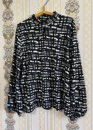 Стильна велика легка кофтинка жатка, чорно-біла кофта блуза