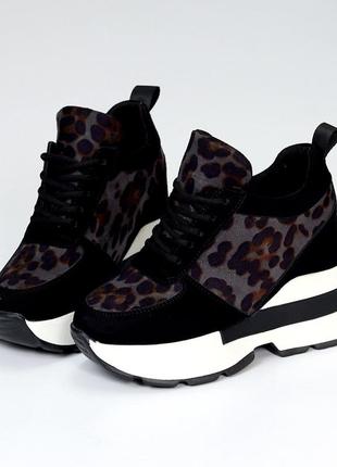 Новые темные дизайнерские женские сникерсы на танкетке, высокие с элементами принта...