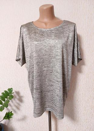 Серебристая футболка