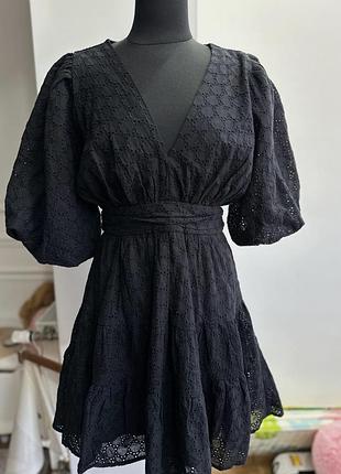 Ефектна сукня з прошви та рукавами воланами