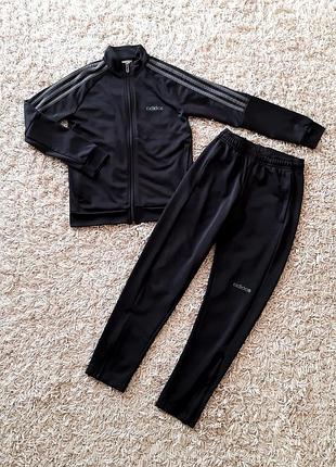 Спортивний костюм adidas 134-140 розміру.
