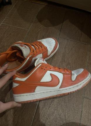 Данки кросівки nike оранжевого кольору низькі
