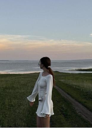 Коротка сукня з відкритою спиною, довгий рукав
