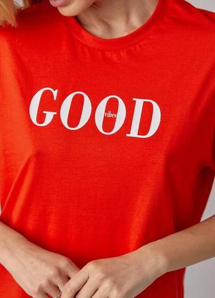 Хлопковая трикотажная футболка с надписью good vibes красная2 фото