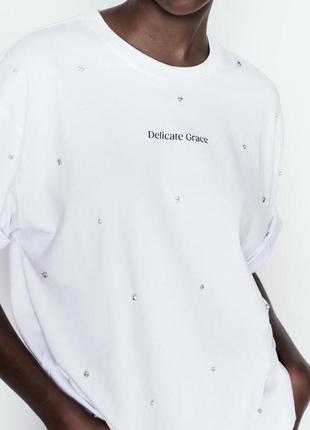 Футболка с надписью и стразами