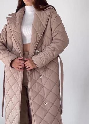 Пальто стьобане жіноче за коліно з капюшона колір бежевий