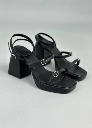 Босоніжки жіночі шкіряні чорного кольору на товстому підборі3 фото