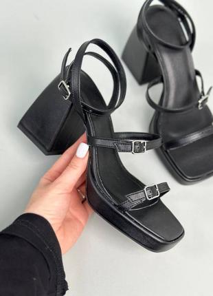 Босоніжки жіночі шкіряні чорного кольору на товстому підборі10 фото