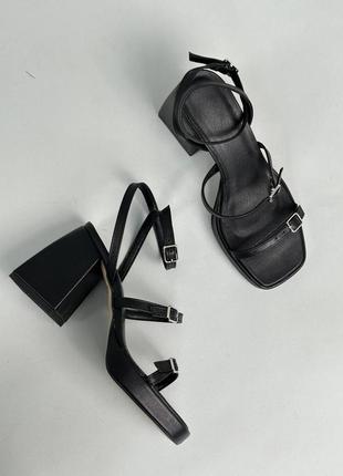 Босоніжки жіночі шкіряні чорного кольору на товстому підборі8 фото