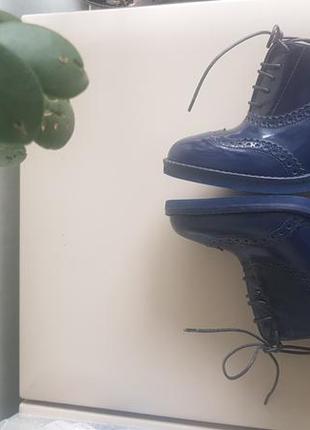 Лакові ботильйони сині туфлі на підборах шкіряні човники baldinini 384 фото