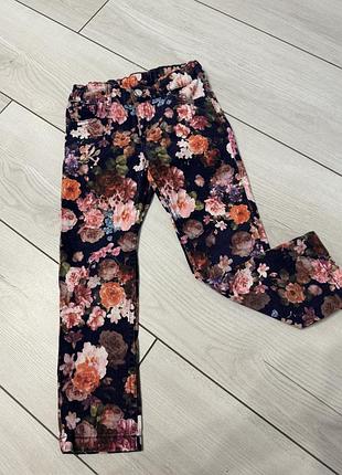 Яскраві джинси на дівчинку