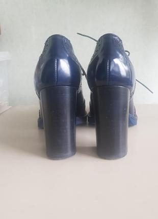 Лакові ботильйони сині туфлі на підборах шкіряні човники baldinini 388 фото