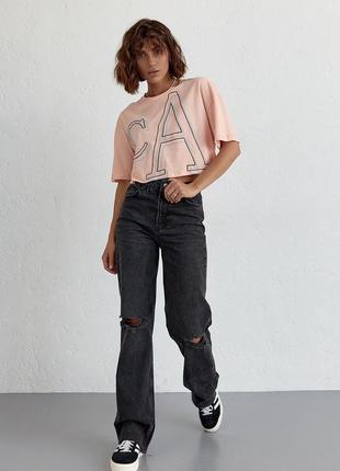 Укорочена жіноча футболка з вишитими літерами — персиковий колір, l/xl (є розміри)3 фото