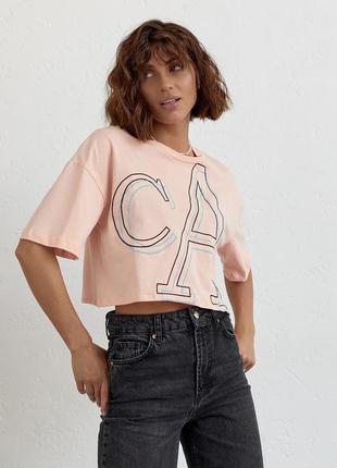 Укорочена жіноча футболка з вишитими літерами — персиковий колір, l/xl (є розміри)5 фото