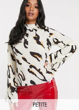 Блузка с леопардовым принтом и расклешённым рукавом батал