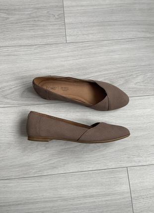 Кожаные балетки туфли цвета тауп toms julie2 фото