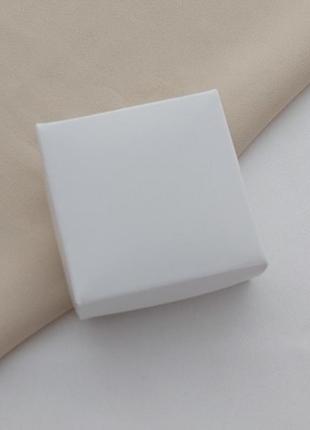 Коробочка для кольца или сережек квадратная картонная белая